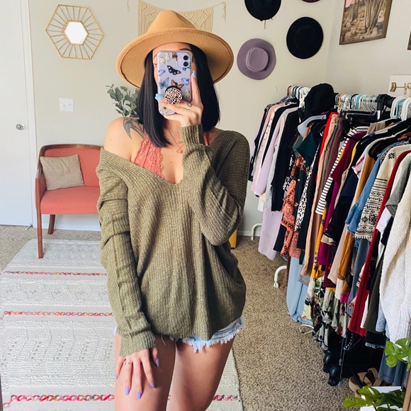 Moon & Madison Green Twist Back Oversized Sweater - Picture 5 of 7